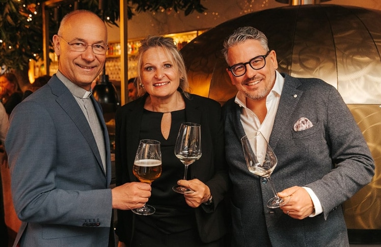 Toni Faber mit Gabriele und Robert Huth im neuen Restaurant "Mama Leone" © Huth/Philipp Lipiarski